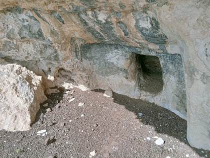 Immagine che contiene grotta, aria aperta, terreno, roccia
Il contenuto generato dall'IA potrebbe non essere corretto.