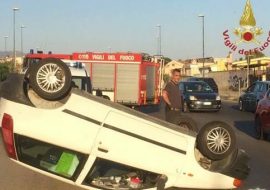 Quartu: un’auto si ribalta in viale Leonardo da Vinci