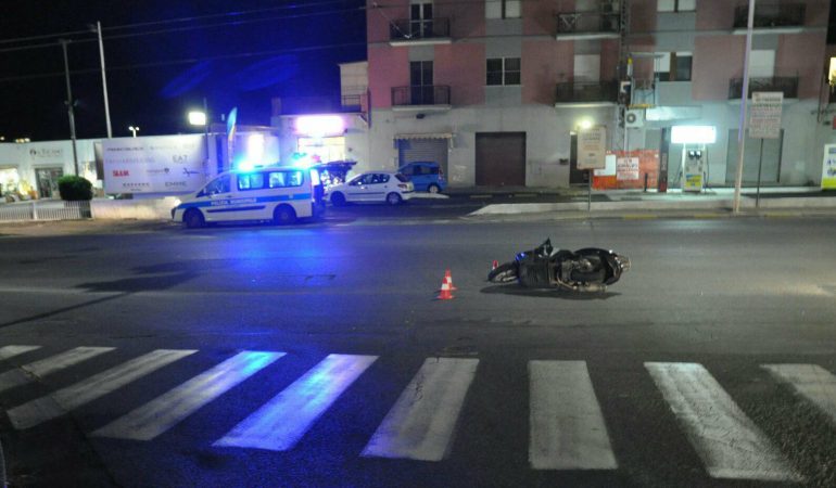 Cagliari,  perde il controllo della moto e cade sull’asfalto