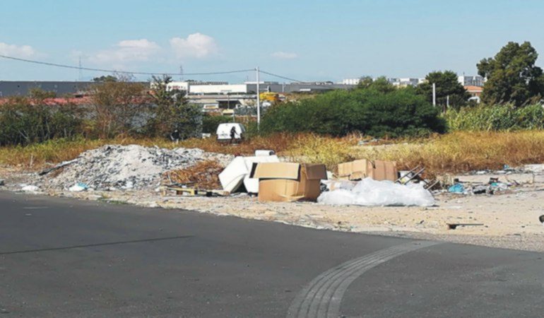 Discarica in continua crescita all’ingresso di Cagliari