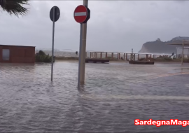 Poetto: mare oltre la spiaggia a causa del forte vento  –  VIDEO