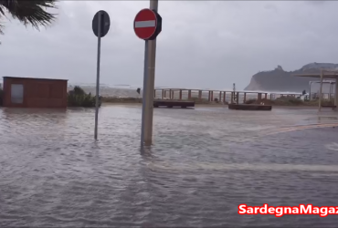 Poetto: mare oltre la spiaggia a causa del forte vento  –  VIDEO