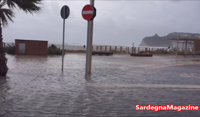 Poetto: mare oltre la spiaggia a causa del forte vento  –  VIDEO