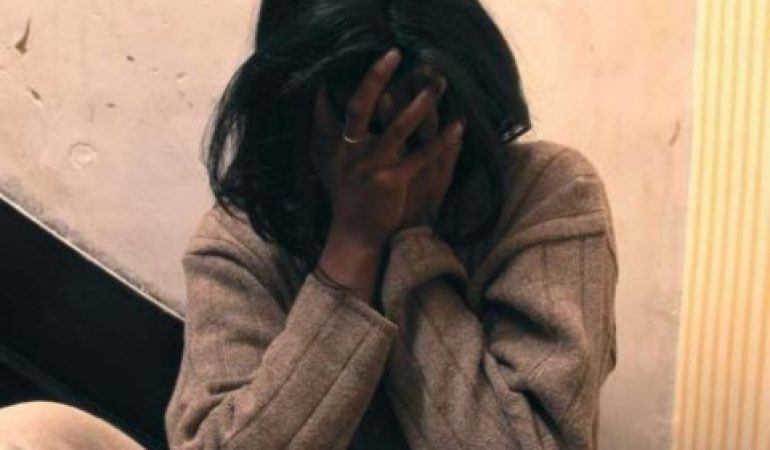 Una migrante partorisce e nasconde il feto sotto il letto