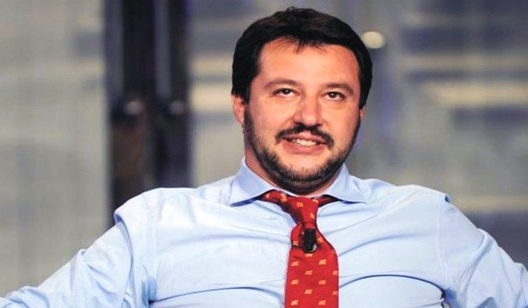 Per  Salvini a Cagliari folla e qualche contestazione