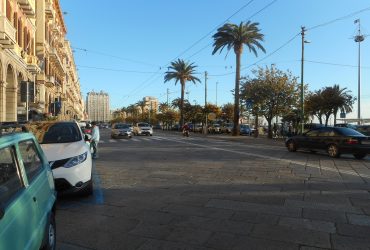 Stamattina vietato il  transito alle auto in via Roma lato portici