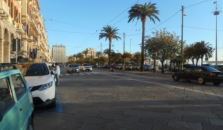 Stamattina vietato il  transito alle auto in via Roma lato portici