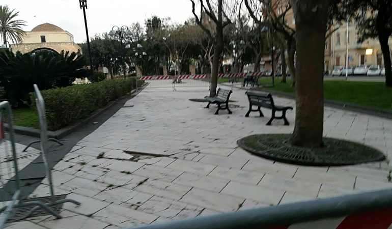 Inizia a saltare il pavimento in Piazza San Cosimo