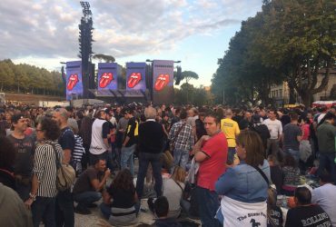 Lucca:  folla in attesa  del  concerto dei Rolling Stones