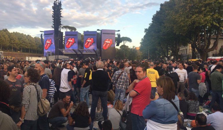 Lucca:  folla in attesa  del  concerto dei Rolling Stones