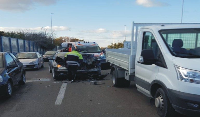 Cagliari, Asse Mediano: Mercedes su Ford Transit, traffico in  tilt