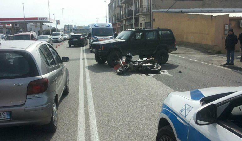 Cagliari:  in Viale Monastir una jeep urta una moto  senza gravi xonseguenze