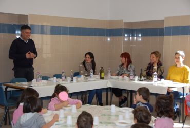 Yuri Marcialis assaggia i pasti  della scuola  San Giuseppe di Pirri