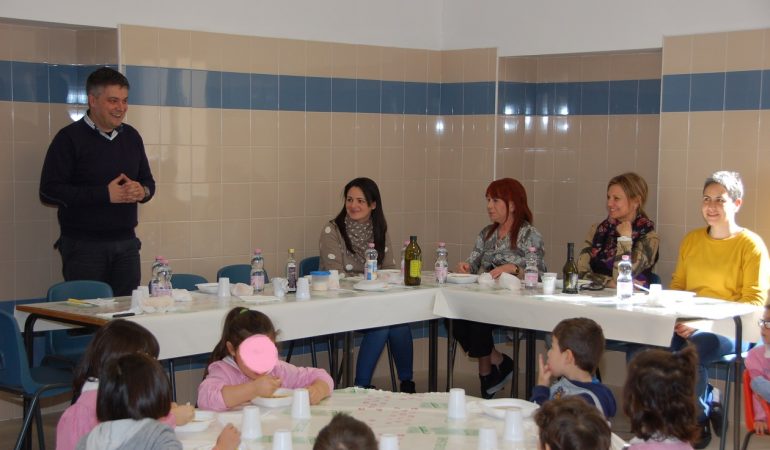 Yuri Marcialis assaggia i pasti  della scuola  San Giuseppe di Pirri