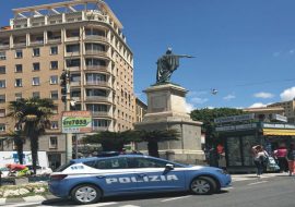 Cagliari: fugge a piedi e tenta di  disfarsi della droga,  arrestato