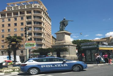 Cagliari: fugge a piedi e tenta di  disfarsi della droga,  arrestato