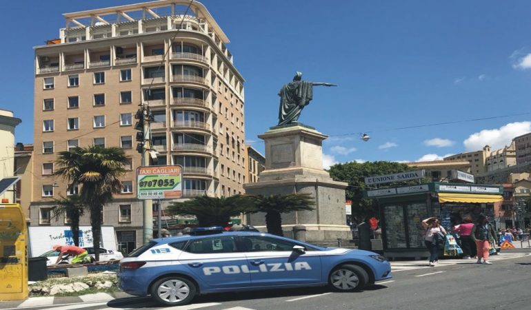 Cagliari: fugge a piedi e tenta di  disfarsi della droga,  arrestato