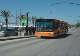 Fuma nel bus e sferra un pugno all’autista  che gli ricorda il divieto