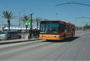 Fuma nel bus e sferra un pugno all’autista  che gli ricorda il divieto