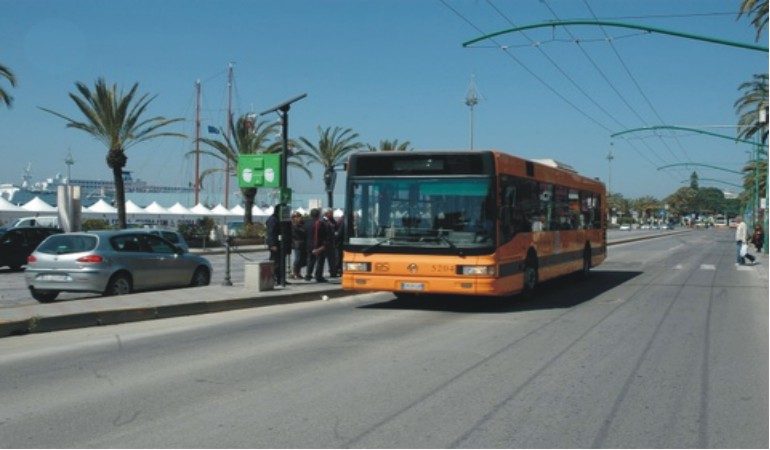 Fuma nel bus e sferra un pugno all’autista  che gli ricorda il divieto