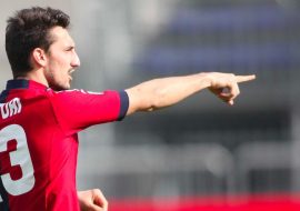 Fiorentina e Cagliari ritirano il numero  13  che fu di Astori