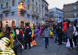 Martedì Grasso con folla e  maschere  per le vie di Cagliari