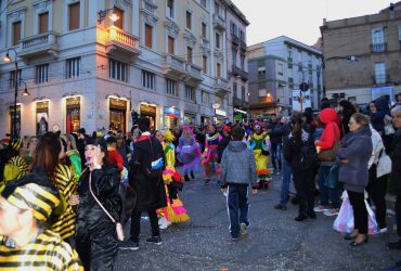 Martedì Grasso con folla e  maschere  per le vie di Cagliari