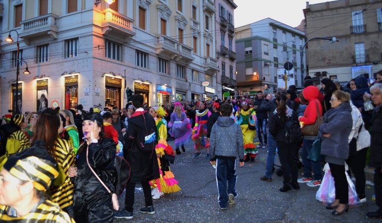 Martedì Grasso con folla e  maschere  per le vie di Cagliari