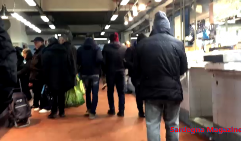 Tanta gente al mercato di via Quirra il giorno dopo la Befana – Video