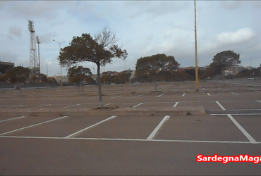 Sant’Elia: uno stadio provvisorio  nei parcheggi tra i vecchi distinti  e il  mercato – VIDEO