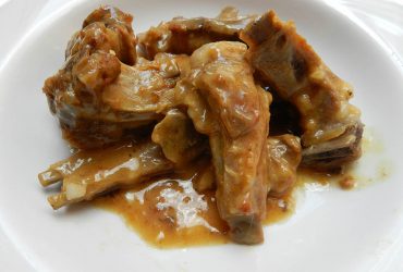 “Sardegna a Tavola”: il secondo – Agnello con salsa all’aglio e Vermentino