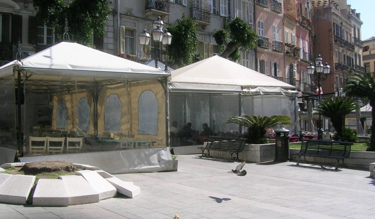 Piazza Yenne si cambia da Sant’Efisio:  via i gazebo