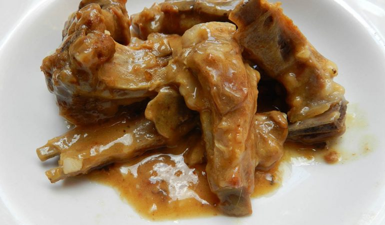 “Sardegna a Tavola”: il Secondo – Agnello con salsa all’aglio e Vermentino