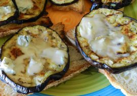 “Sardegna a Tavola”: Bruschetta di melanzane e pecorino erborinato