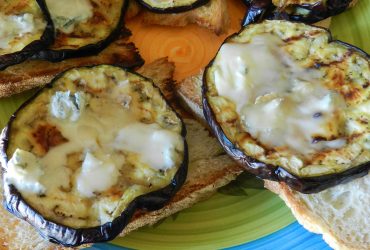 “Sardegna a Tavola”: Bruschetta di melanzane e pecorino erborinato