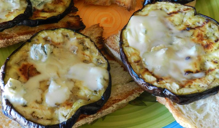 “Sardegna a Tavola”: Bruschetta di melanzane e pecorino erborinato