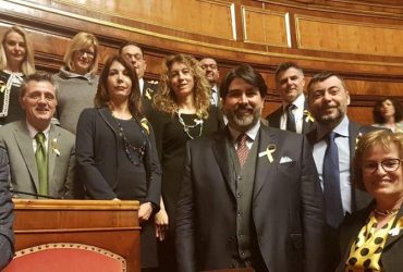 Al Senato Lega-PSd’Az con un fiocco giallo contro l’arresto di  Puigdemont