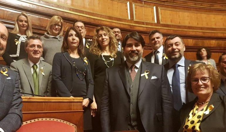Al Senato Lega-PSd’Az con un fiocco giallo contro l’arresto di  Puigdemont