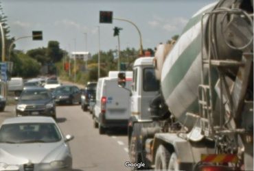 Il mostro a tre colori che toglie il buon umore agli automobilisti. Il semaforo per Settimo San Pietro sulla 554, tra leggenda urbana e realtà