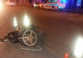 Pirri: auto non rispetta precedenza e urta uno scooter