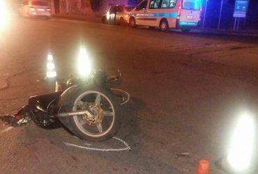 Pirri: auto non rispetta precedenza e urta uno scooter