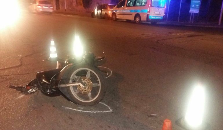 Pirri: auto non rispetta precedenza e urta uno scooter