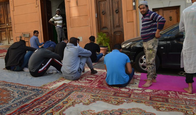 Cagliari  multietnica:   per i musulmani ogni venerdì appuntamento  alle 13 in una Moschea  improvvisata