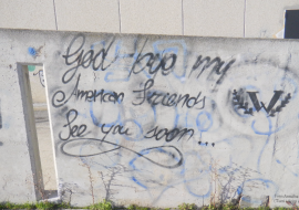 Il Graffito del giorno da interpretare: “Arrivederci amici americani. A presto.”  