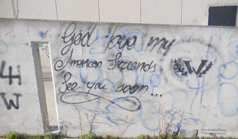 Il Graffito del giorno da interpretare: “Arrivederci amici americani. A presto.”  