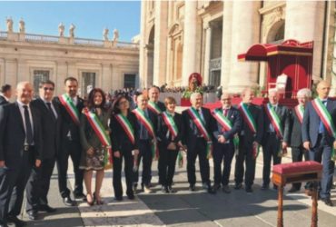 Roma: ramoscelli d’olivo sardi  distribuiti alla folla in piazza San Pietro