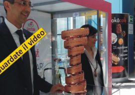 Il trofeo senza fine e altri cimeli  del Giro d’Italia esposti in aeroporto a Cagliari – VIDEO