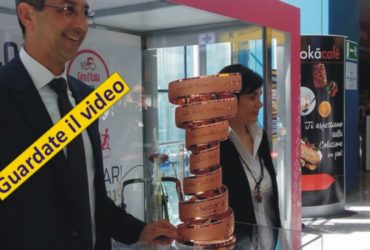 Il trofeo senza fine e altri cimeli  del Giro d’Italia esposti in aeroporto a Cagliari – VIDEO