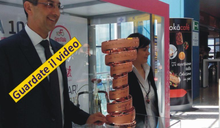 Il trofeo senza fine e altri cimeli  del Giro d’Italia esposti in aeroporto a Cagliari – VIDEO