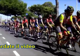 Cagliari: ciclisti del Giro d’Italia entrano in città – VIDEO